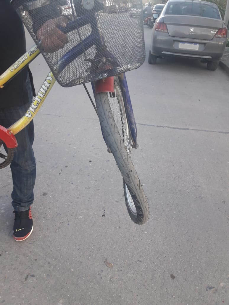 Leones: un hombre de 84 años en bicicleta sufrió graves lesiones al chocar con un automóvil