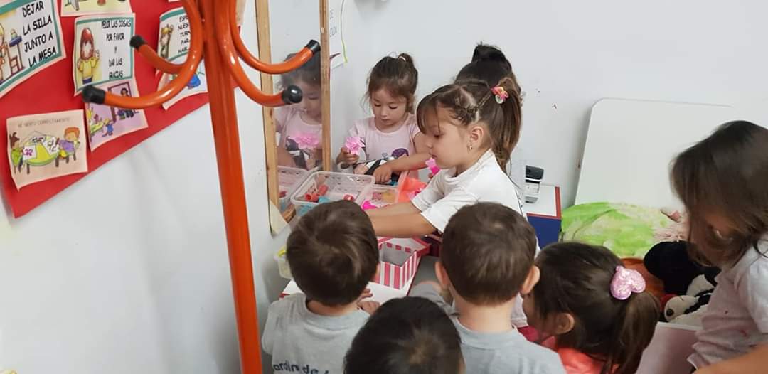 Jardín Alberdi festeja su día convocando a decorar los frentes de las casas