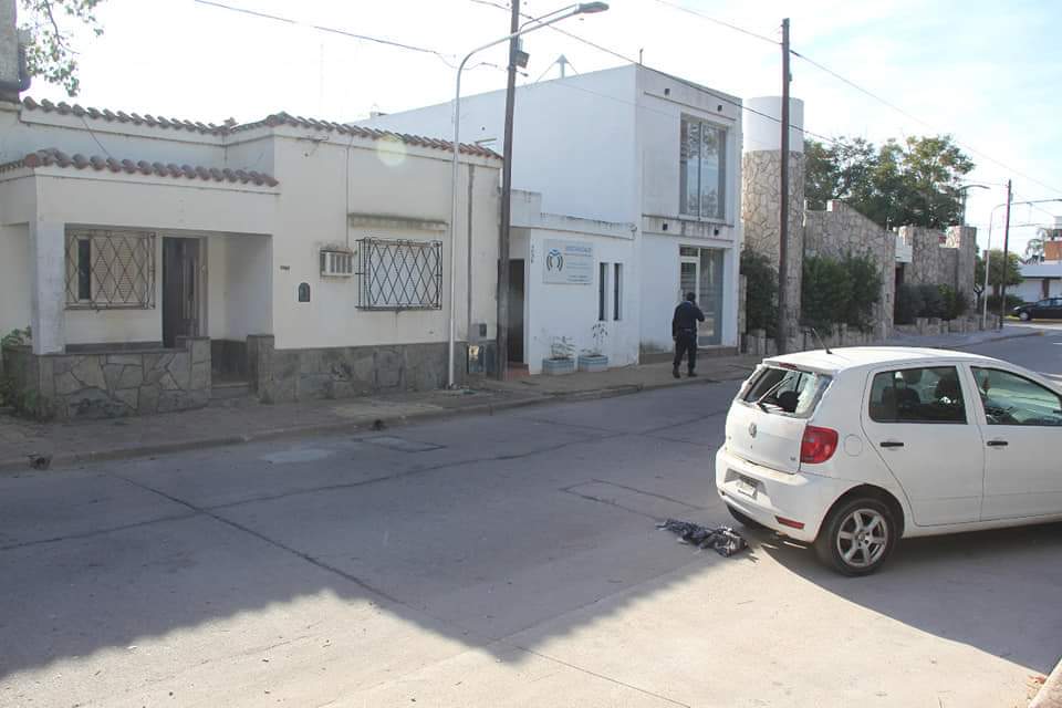 Hombre armado intentó atacar a la policía de Leones