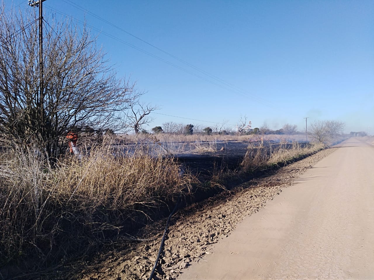 Incendio de pastizales sobre vías férreas