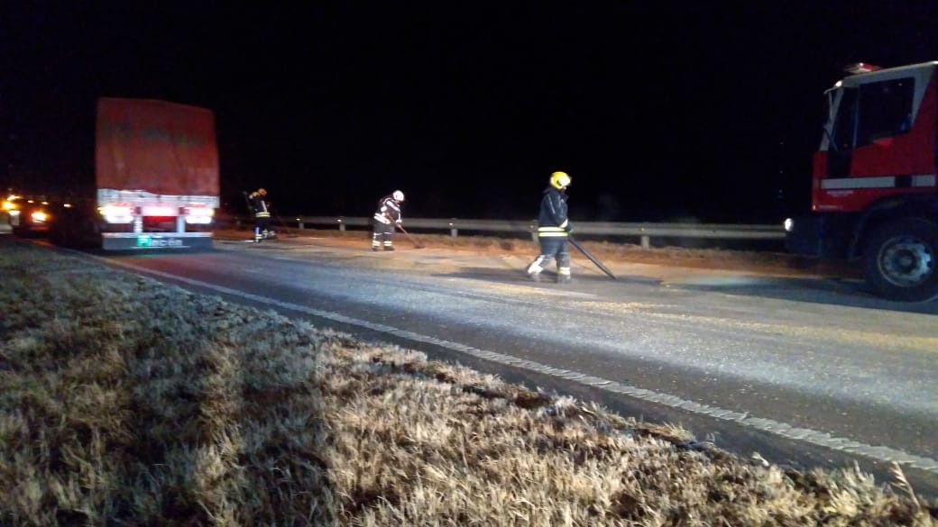 Limpieza de autopista por derrame de maíz