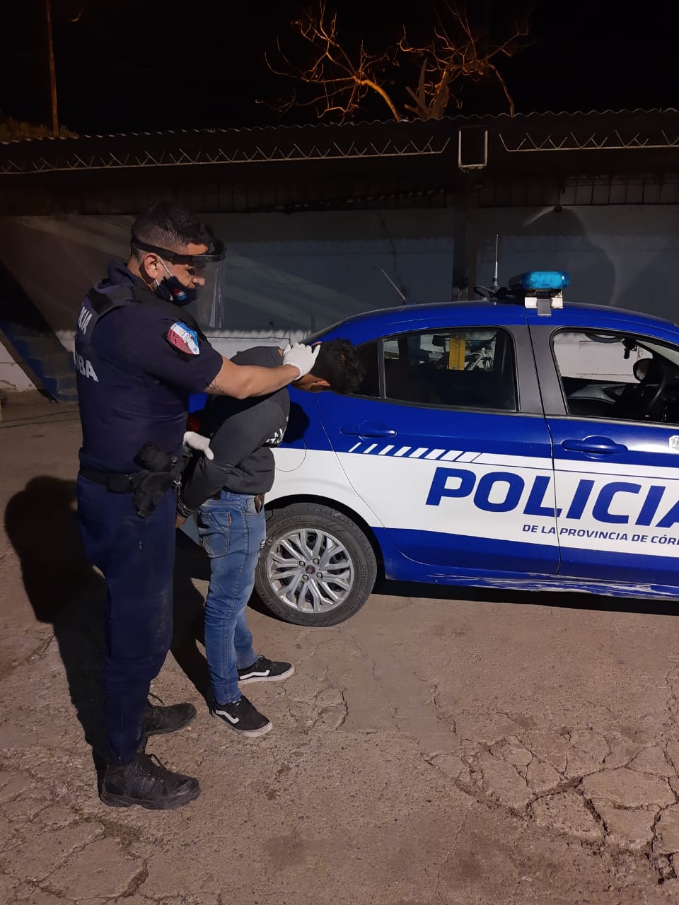 Tres detenidos por insultar a policías y pelear en la calle