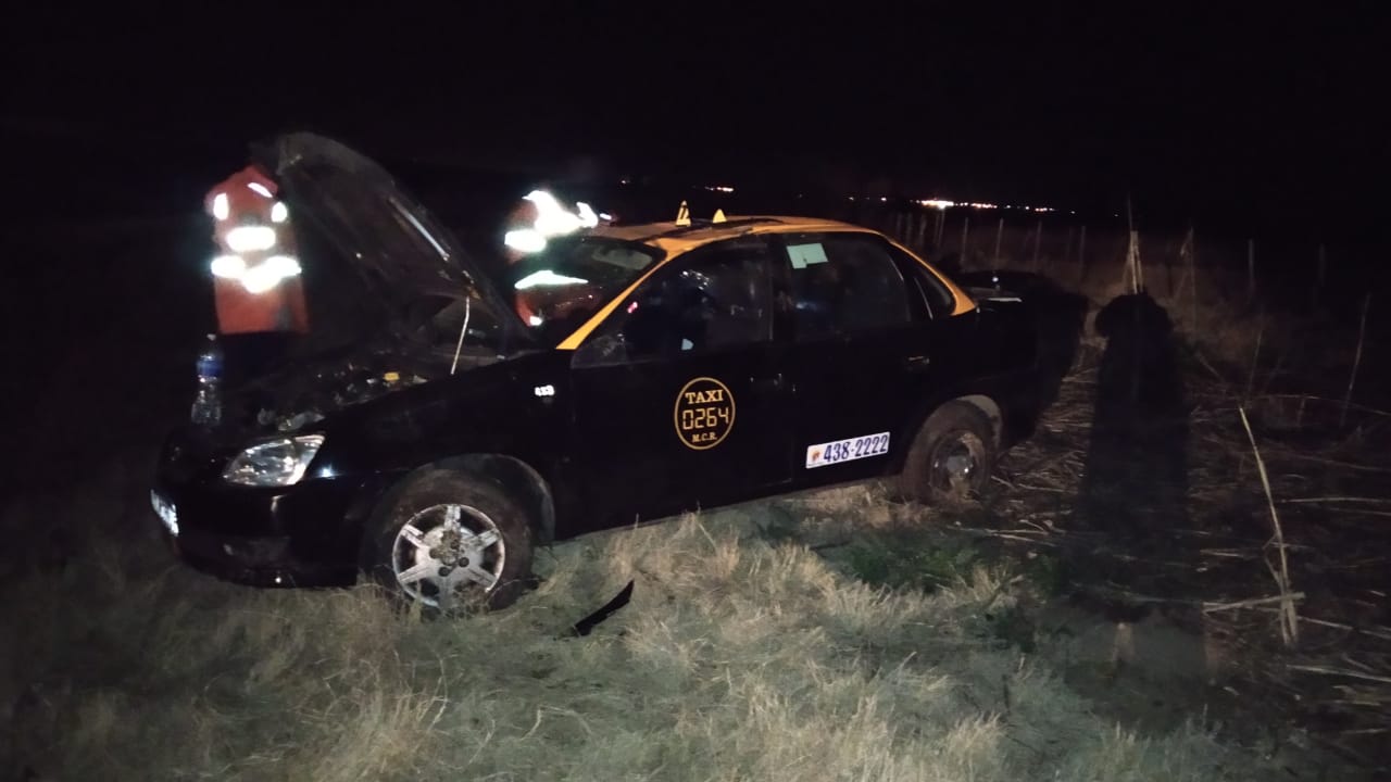 Un taxi despistó en solitario en la autopista