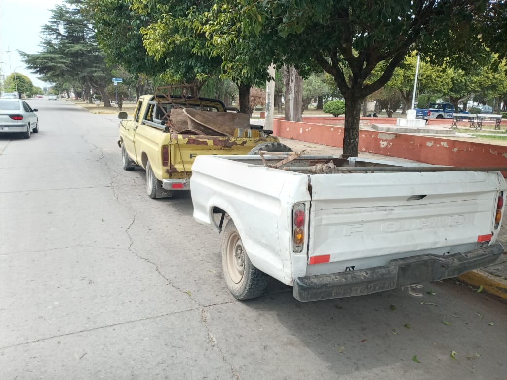 Lo arrestaron mientras robaba en un campo con un carro