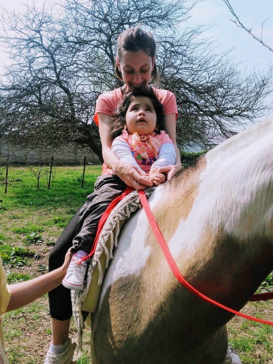 Hace 6 años usa la equinoterapia para ayudar a personas con discapacidades
