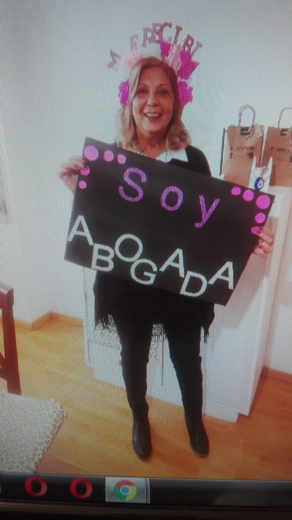 Tiene 59 años y se recibió de abogada
