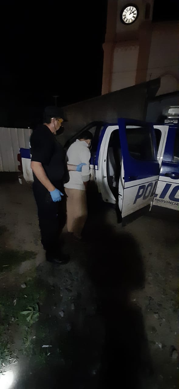 Se escapó mientras estaba por los techos y dañó el móvil policial

