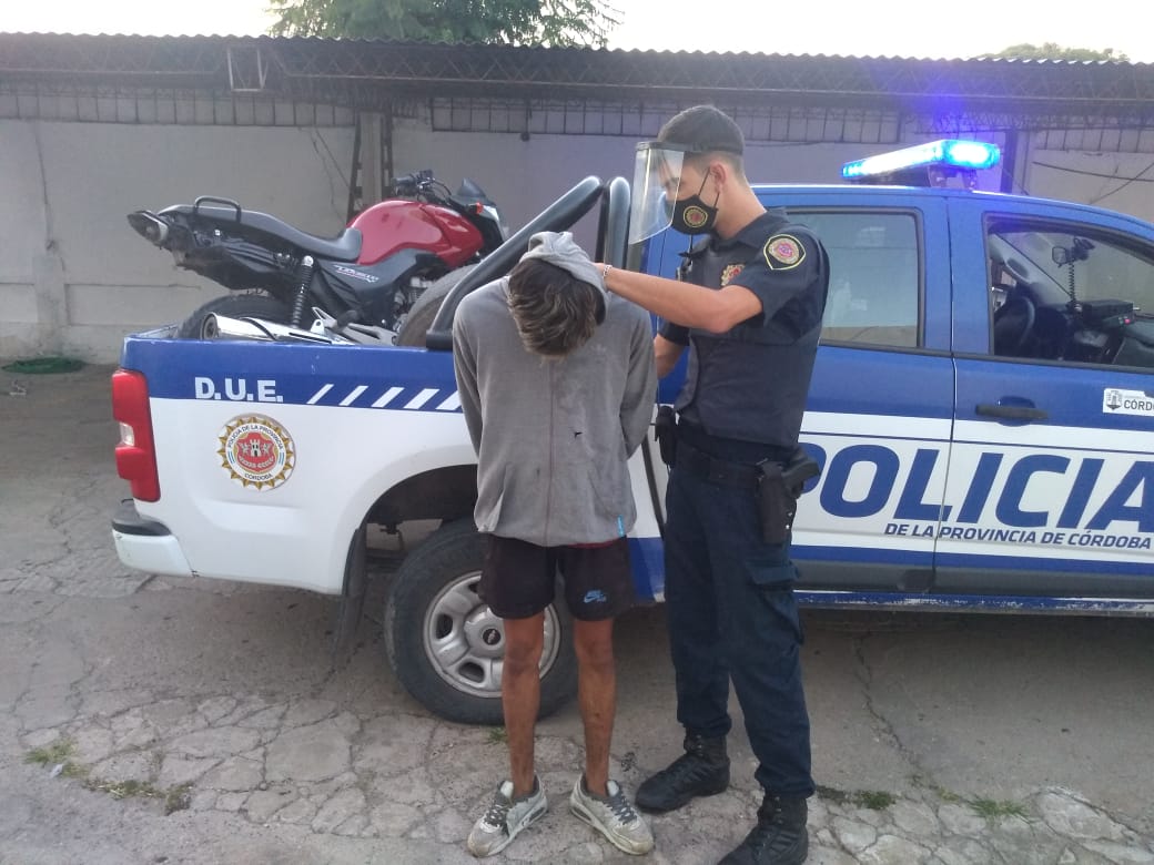 Escapó hacia un terreno donde había estupefacientes, balanzas y 200 mil pesos en efectivo

