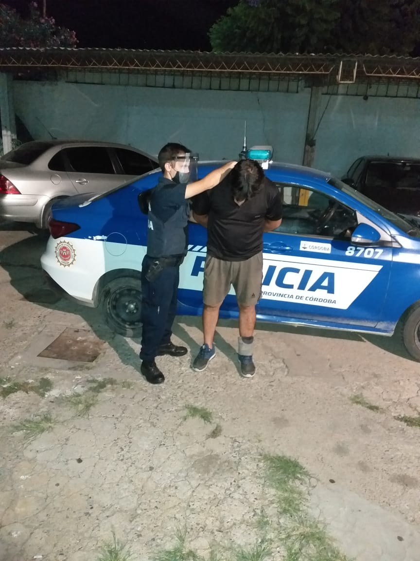Discutían en la calle y una de ellos tenía un palo de madera