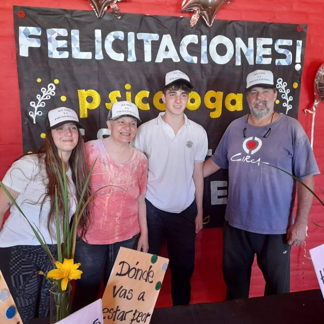 Abandonó la carrera por sus hijos, superó una enfermedad y hoy es psicóloga 