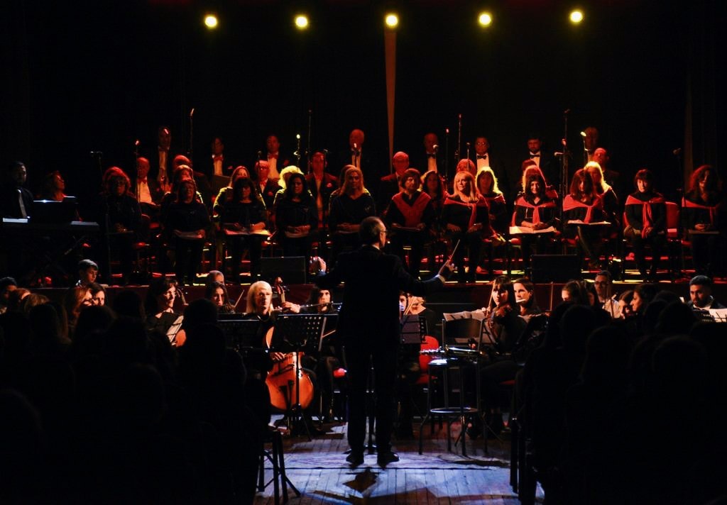 El Coro Polifónico en sus 50 años junto a la Banda Municipal en un concierto inolvidable