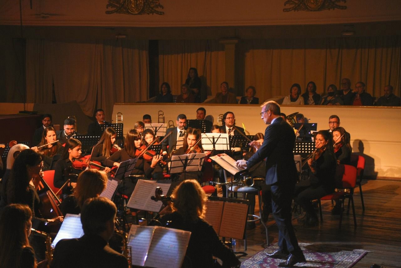 El Coro Polifónico en sus 50 años junto a la Banda Municipal en un concierto inolvidable