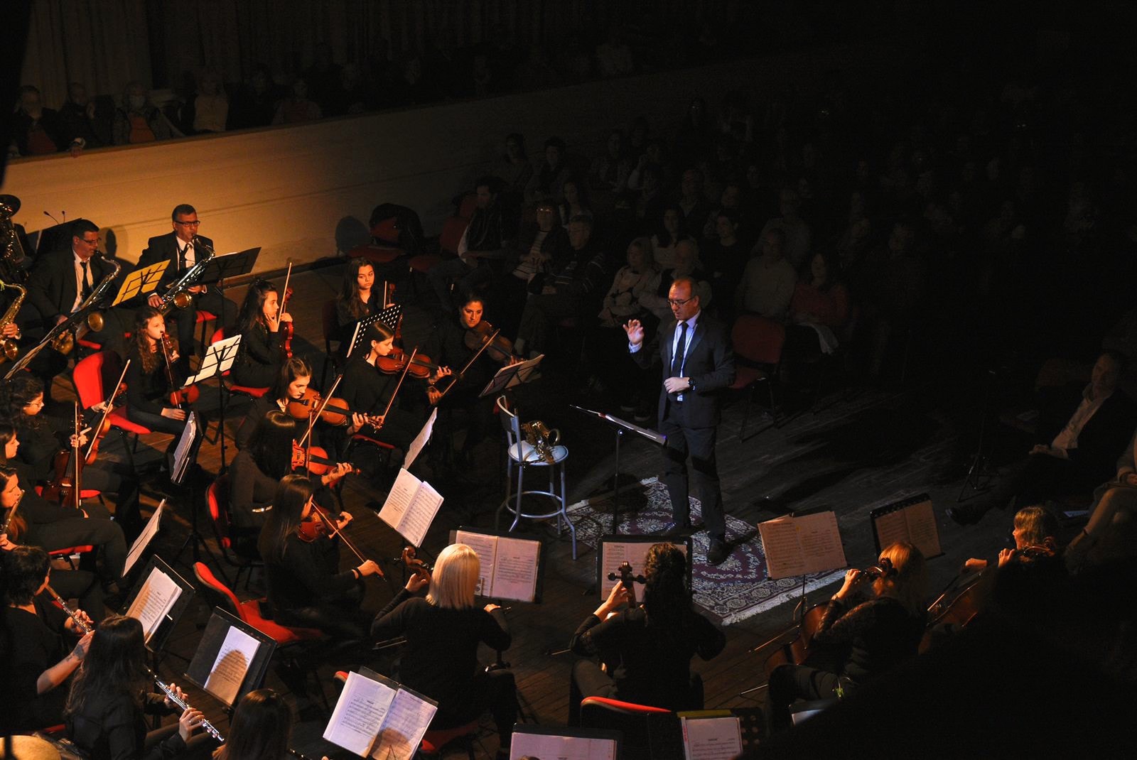 El Coro Polifónico en sus 50 años junto a la Banda Municipal en un concierto inolvidable