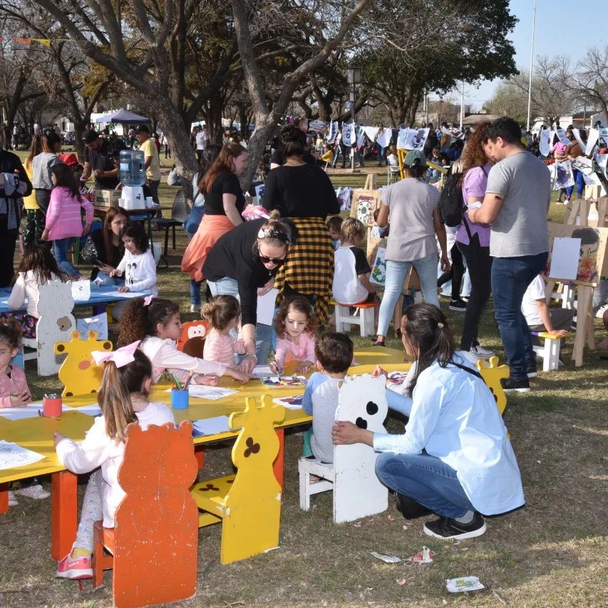 En una tarde de puro sol y baile, Solcito Fijo visitó Marcos Juárez por el Mes de la Niñez