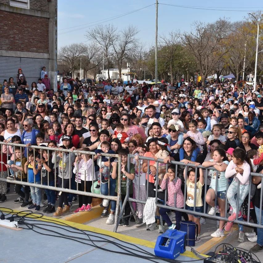 En una tarde de puro sol y baile, Solcito Fijo visitó Marcos Juárez por el Mes de la Niñez