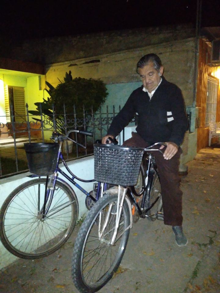 “Es buena persona y se lo merecía”, dijo Fernando Clausen al donarle sus bicicletas a su ex colega Carlos
