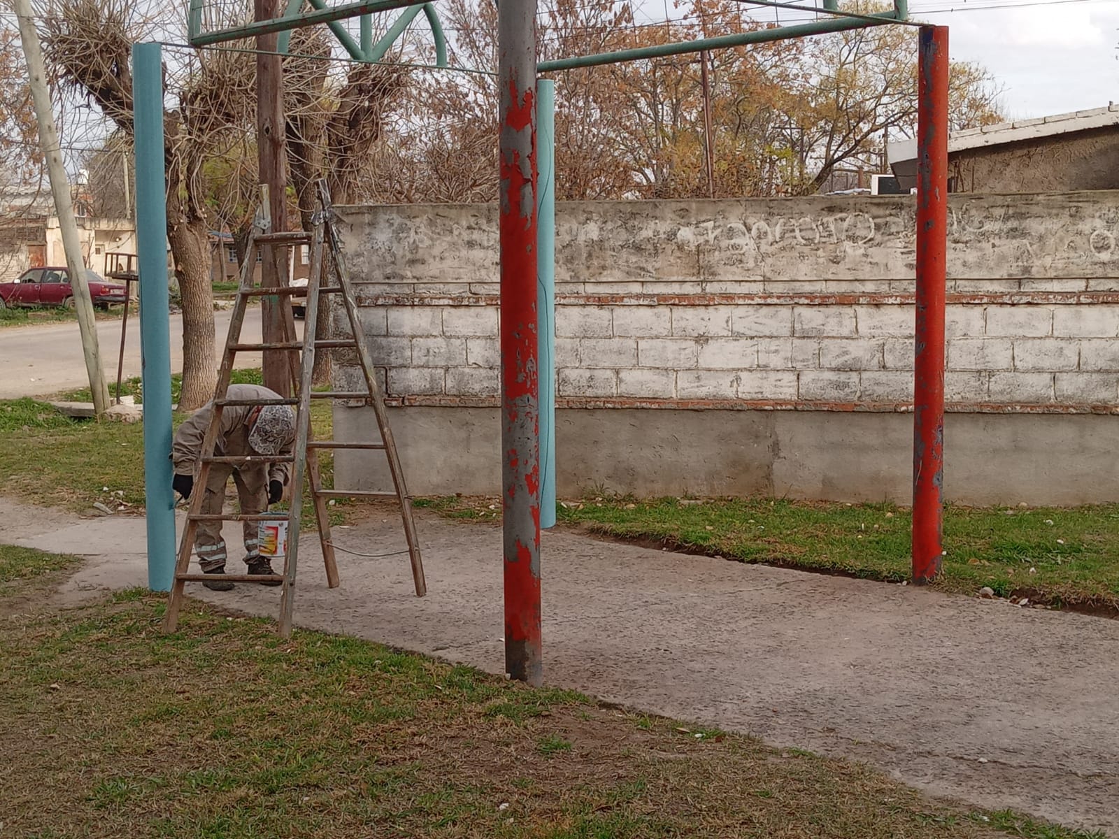 Trabajos de pintura y acondicionamiento de juegos y bancos en Plazoleta Malvinas Argentinas y Plaza de las Américas