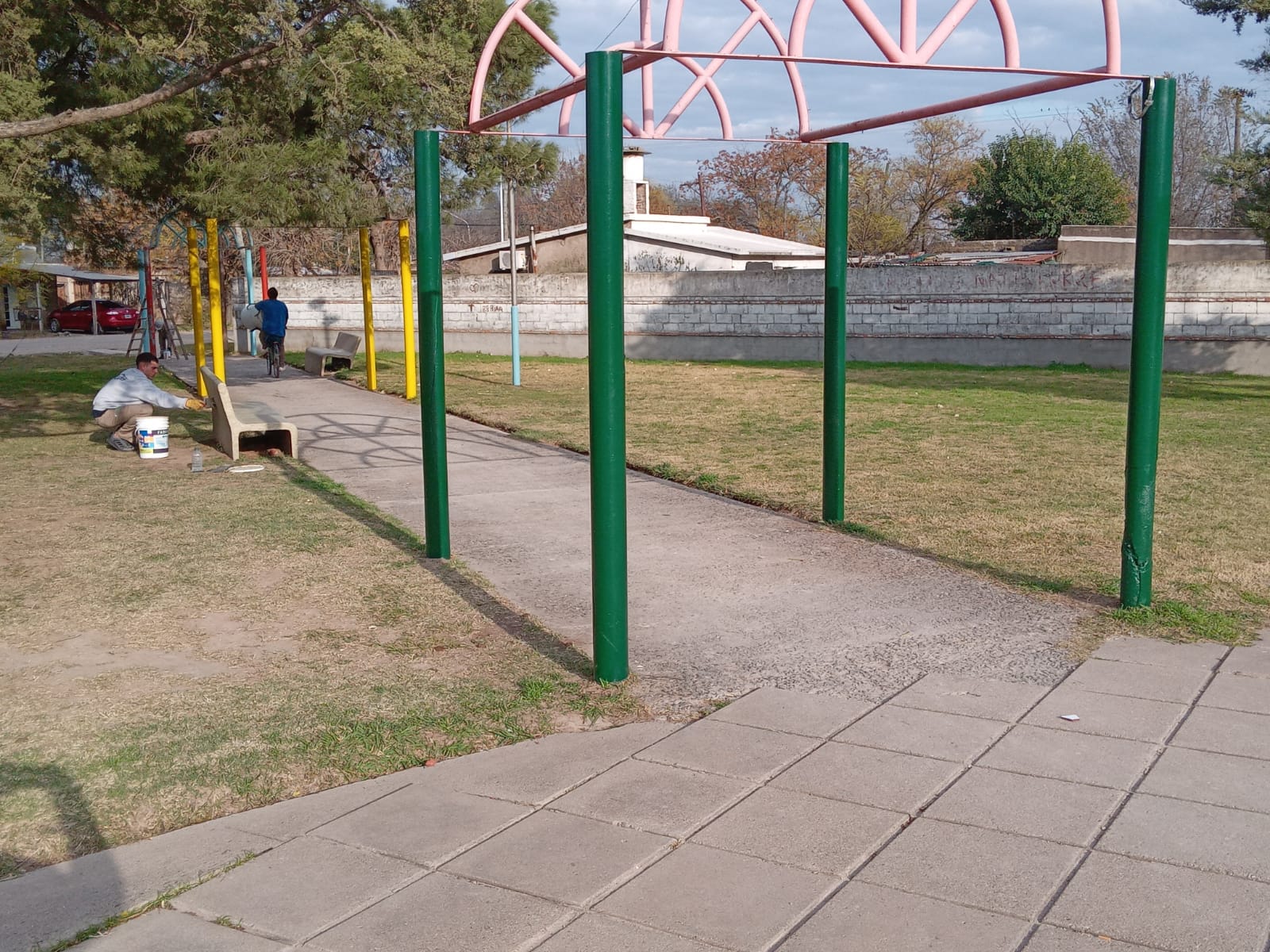 Trabajos de pintura y acondicionamiento de juegos y bancos en Plazoleta Malvinas Argentinas y Plaza de las Américas