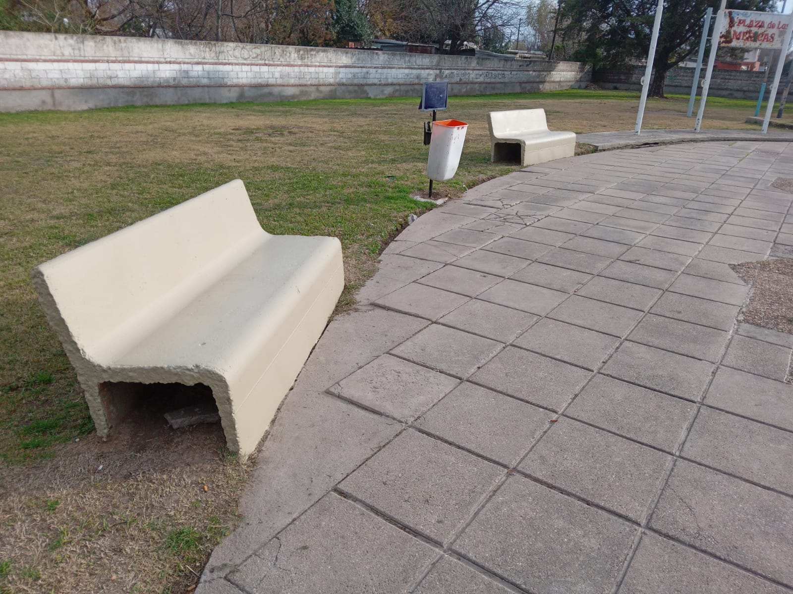 Trabajos de pintura y acondicionamiento de juegos y bancos en Plazoleta Malvinas Argentinas y Plaza de las Américas