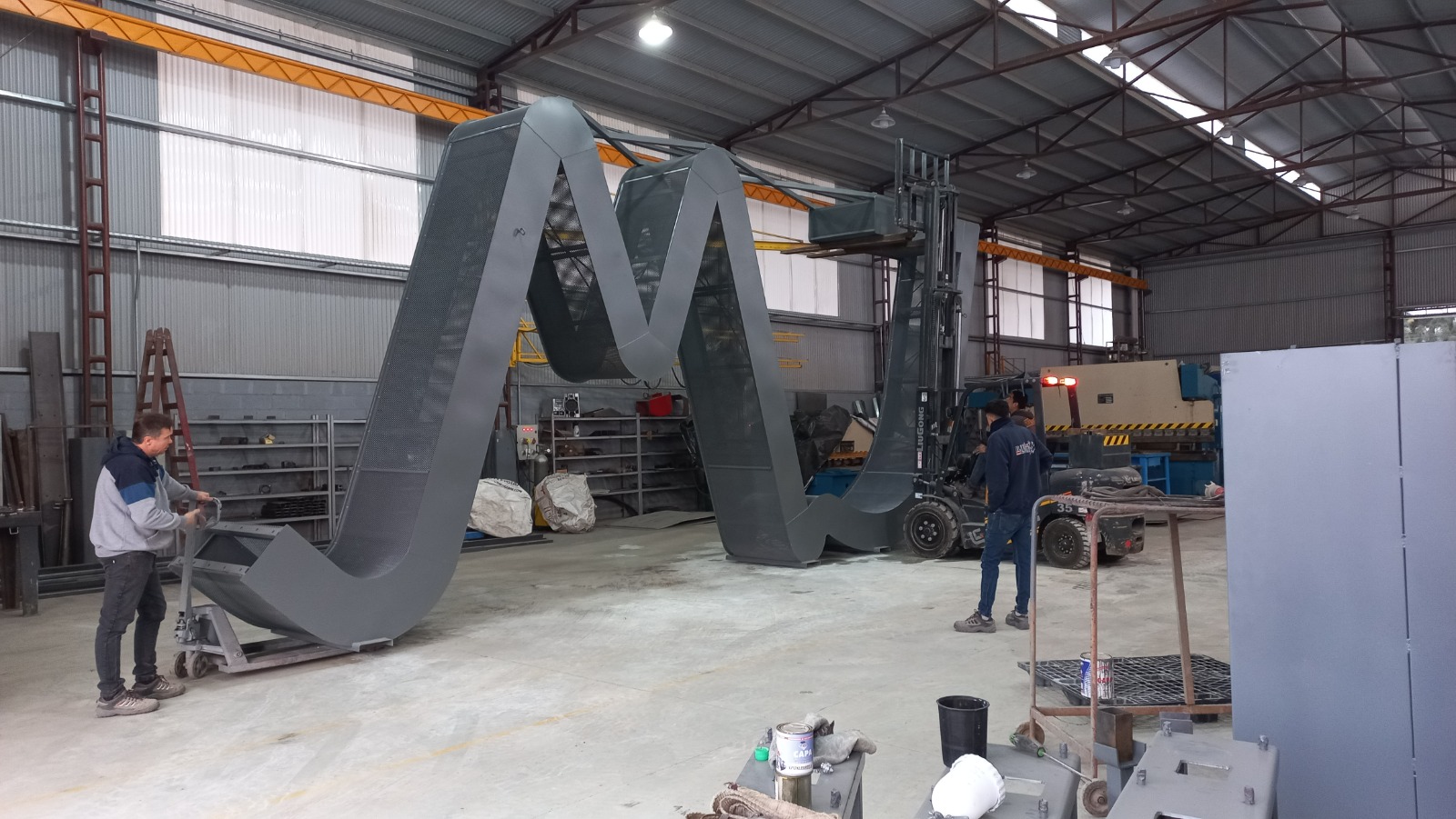 Instalación de la escultura con la nueva imagen de la ciudad de Marcos Juárez