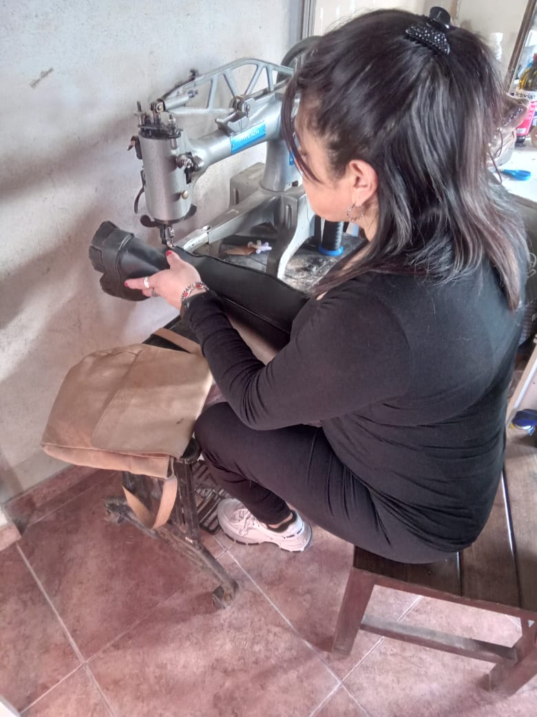 Mari Machado, la única mujer zapatera en Marcos Juárez