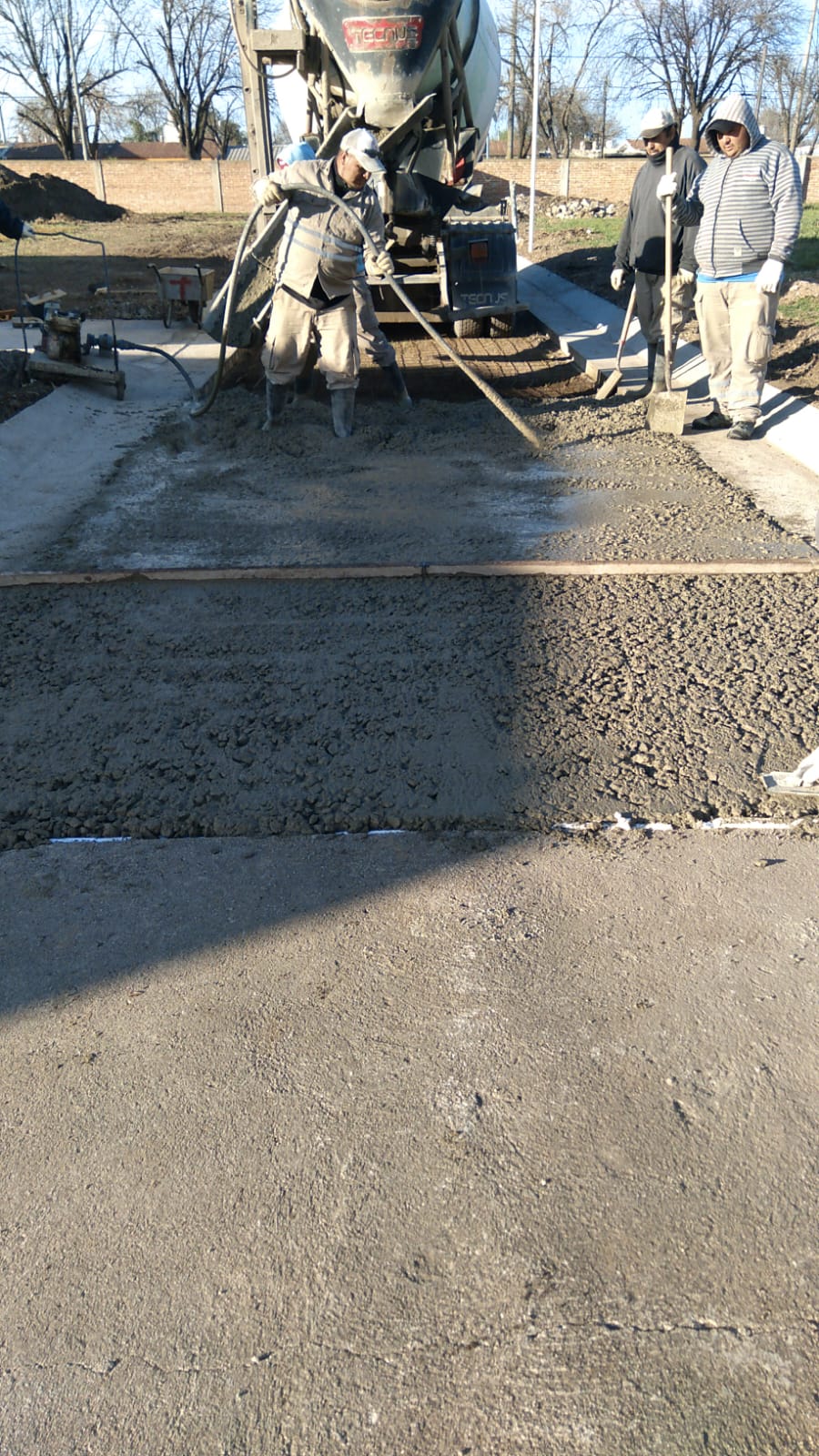 Se está trabajando con la motoniveladora sobre el techo del canal en calle Santa Fe