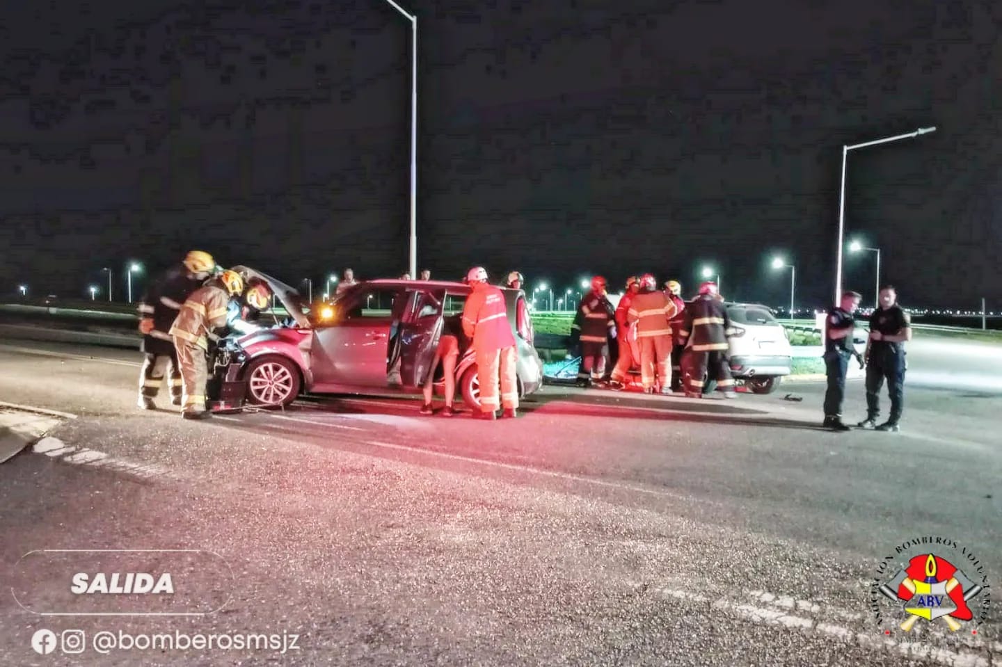 Choque de dos vehículos en el puente de la autopista sobre Avenida Las Colonias 