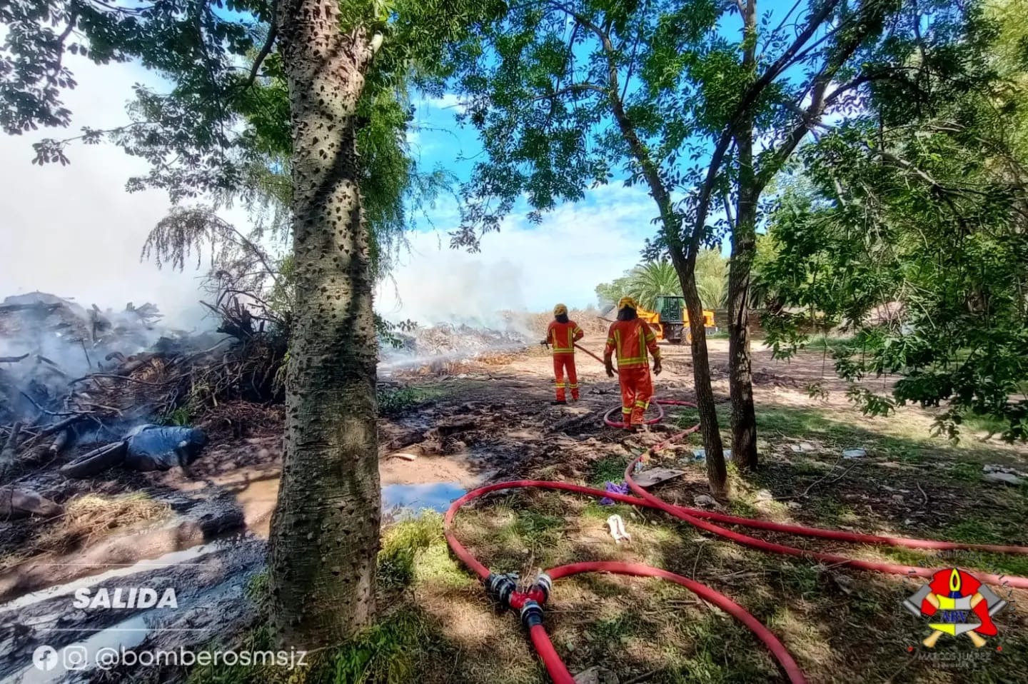 Salida de Bomberos Voluntarios para la extinción de un incendio de ramas