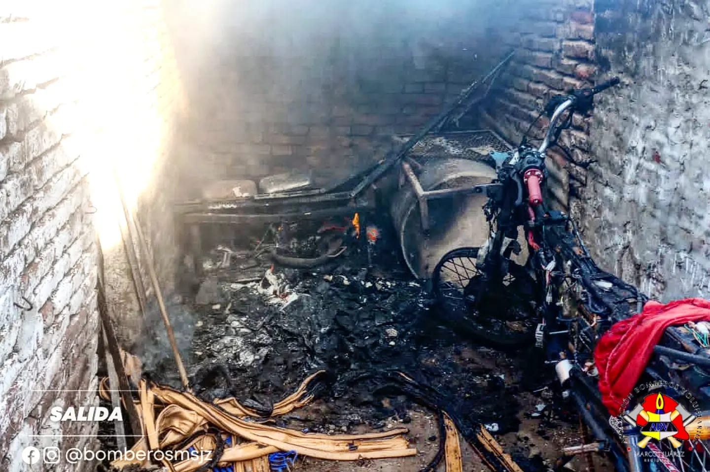 Salidas de bomberos por incendio en un galpón y para rescatar un gato de un árbol